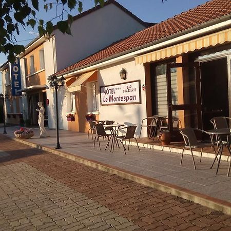 Hotel Montespan Lussac les Chateaux Bagian luar foto