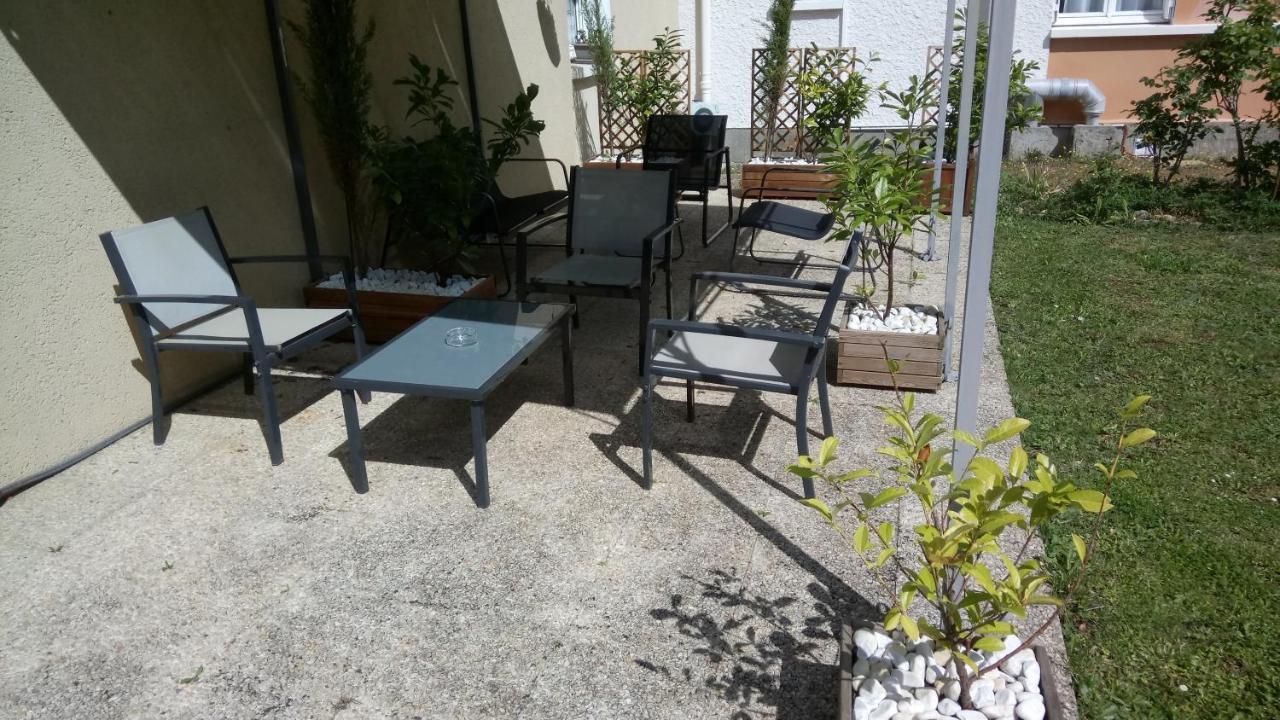 Hotel Montespan Lussac les Chateaux Bagian luar foto