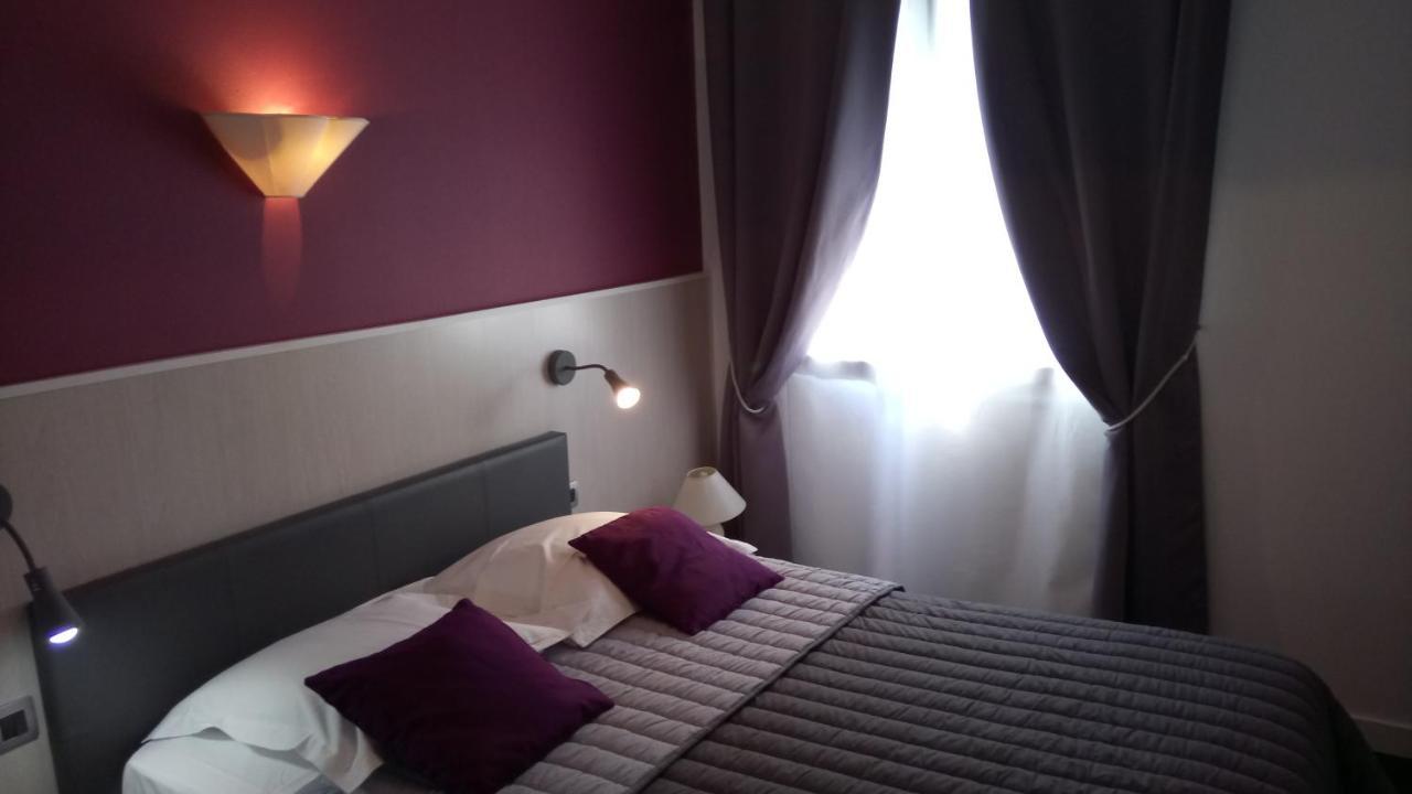 Hotel Montespan Lussac les Chateaux Bagian luar foto