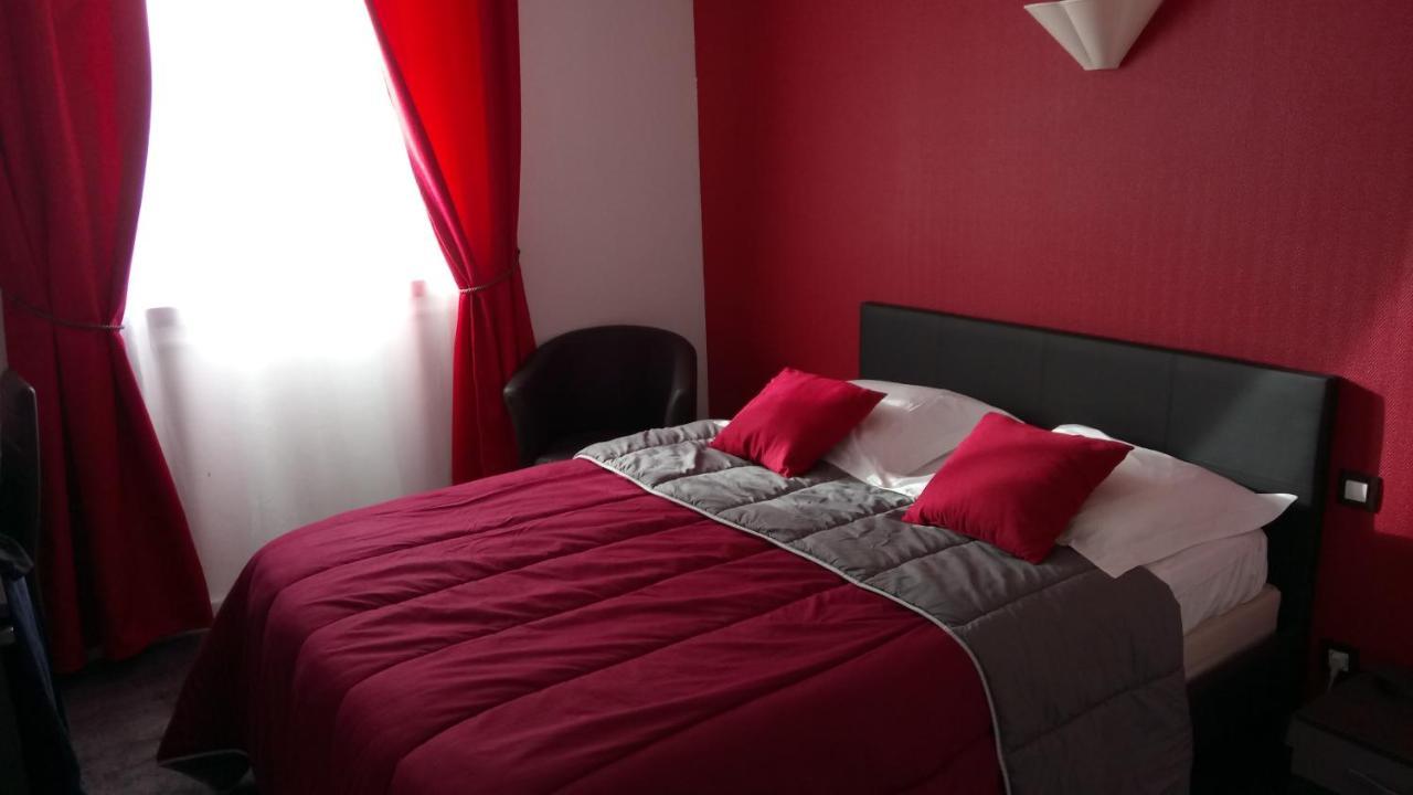Hotel Montespan Lussac les Chateaux Bagian luar foto