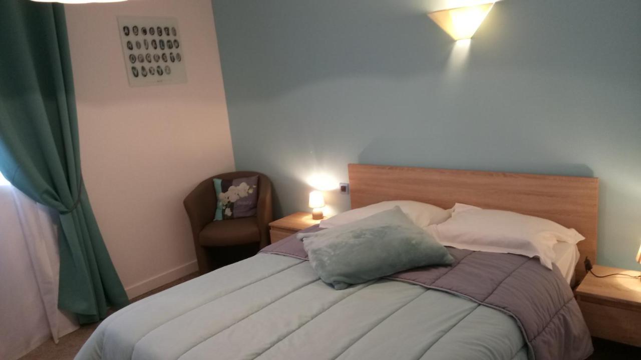 Hotel Montespan Lussac les Chateaux Bagian luar foto