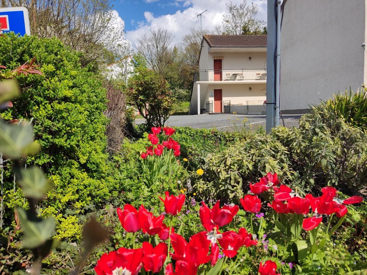 Hotel Montespan Lussac les Chateaux Bagian luar foto