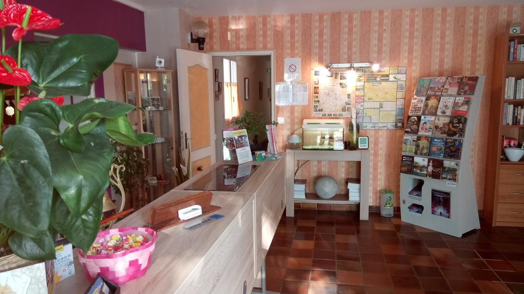 Hotel Montespan Lussac les Chateaux Bagian luar foto