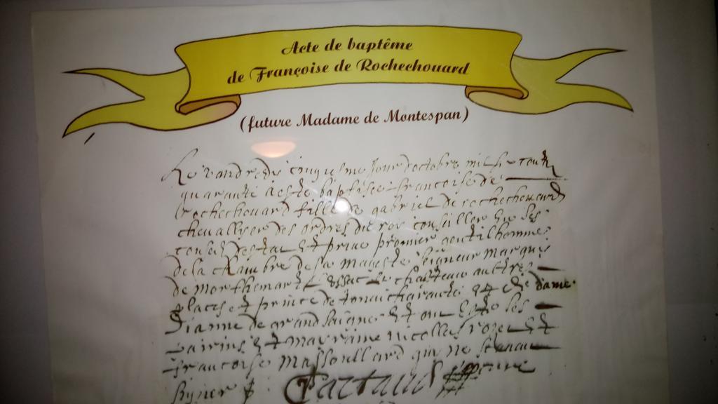 Hotel Montespan Lussac les Chateaux Bagian luar foto
