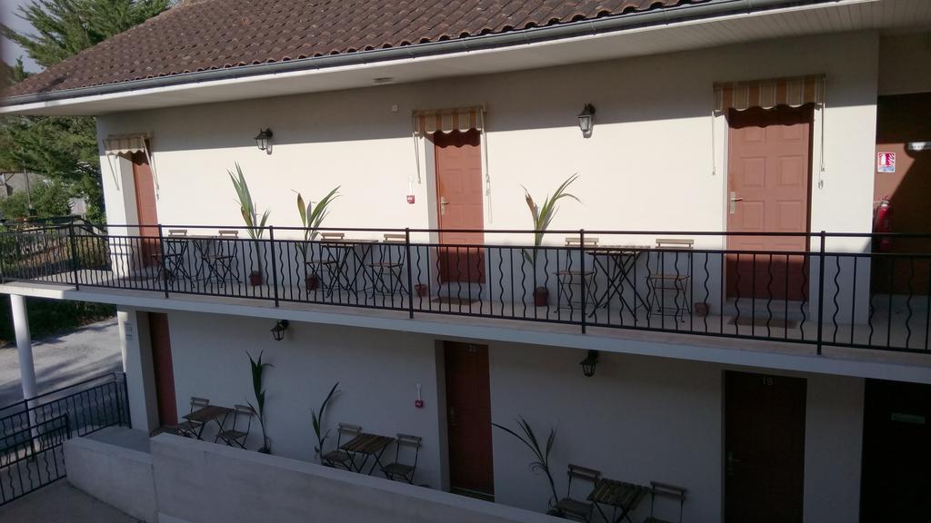 Hotel Montespan Lussac les Chateaux Bagian luar foto