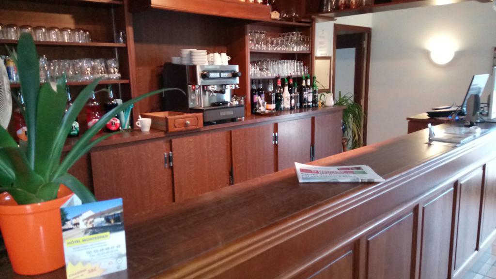 Hotel Montespan Lussac les Chateaux Bagian luar foto