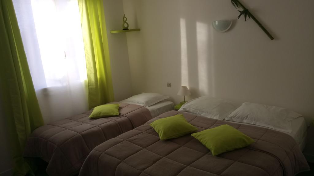 Hotel Montespan Lussac les Chateaux Bagian luar foto