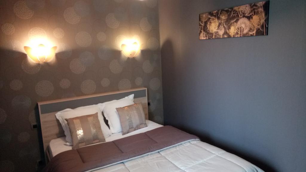 Hotel Montespan Lussac les Chateaux Bagian luar foto