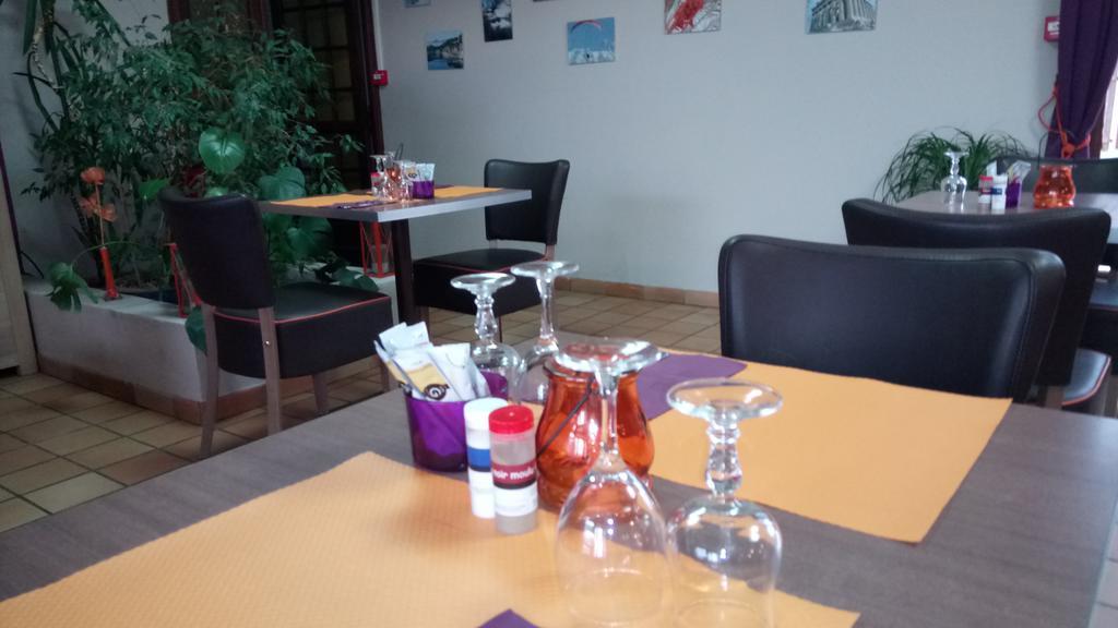 Hotel Montespan Lussac les Chateaux Bagian luar foto