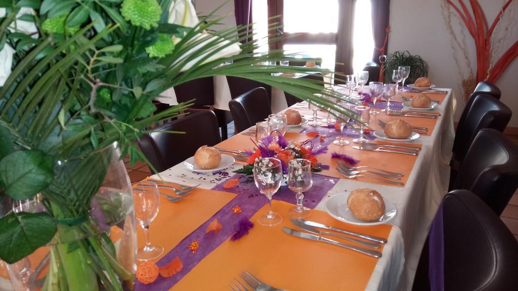 Hotel Montespan Lussac les Chateaux Bagian luar foto