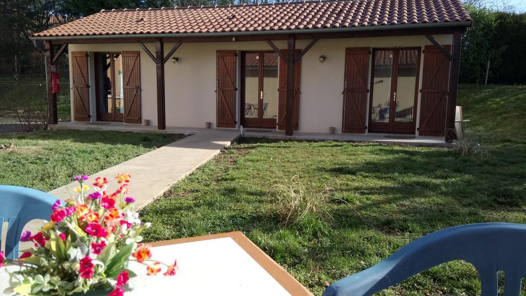 Hotel Montespan Lussac les Chateaux Bagian luar foto