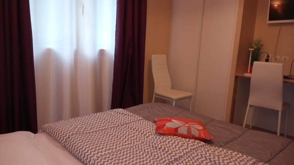 Hotel Montespan Lussac les Chateaux Bagian luar foto
