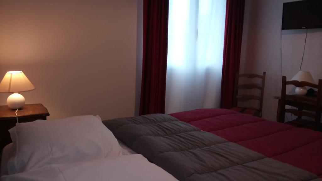 Hotel Montespan Lussac les Chateaux Bagian luar foto