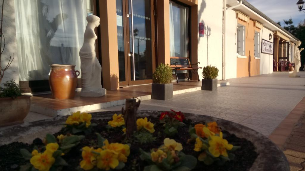 Hotel Montespan Lussac les Chateaux Bagian luar foto