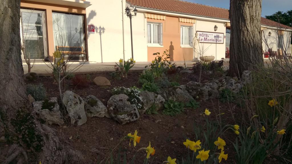 Hotel Montespan Lussac les Chateaux Bagian luar foto