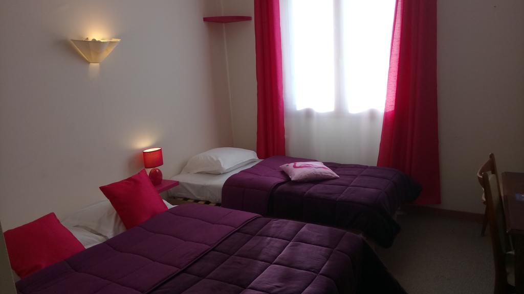 Hotel Montespan Lussac les Chateaux Bagian luar foto