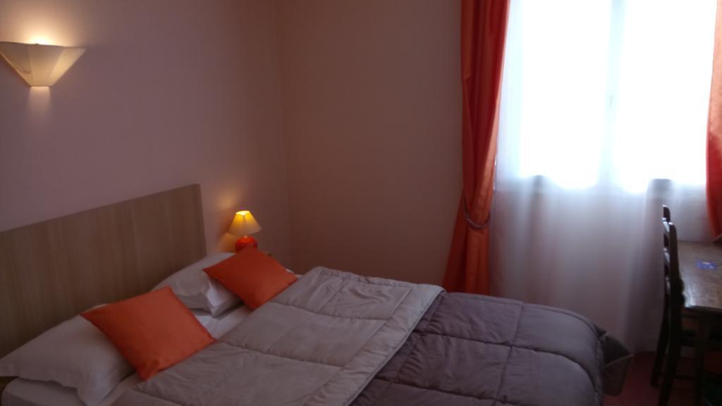 Hotel Montespan Lussac les Chateaux Bagian luar foto
