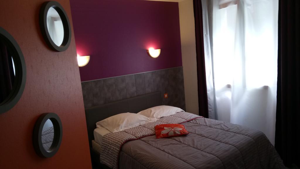 Hotel Montespan Lussac les Chateaux Bagian luar foto