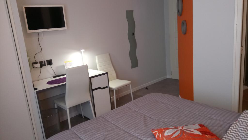 Hotel Montespan Lussac les Chateaux Bagian luar foto