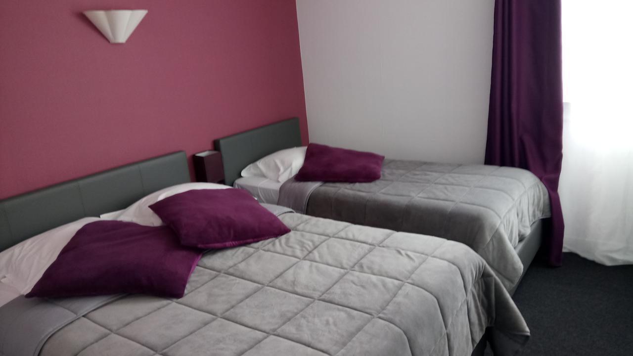 Hotel Montespan Lussac les Chateaux Bagian luar foto