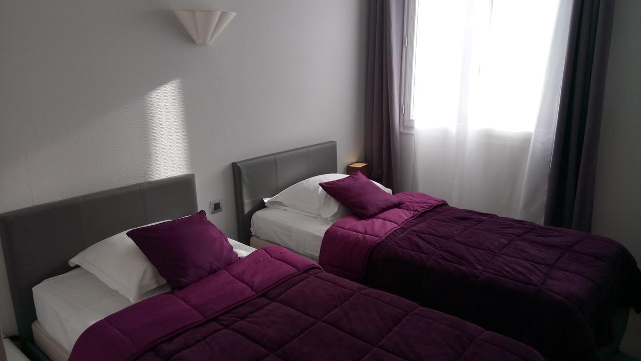 Hotel Montespan Lussac les Chateaux Bagian luar foto