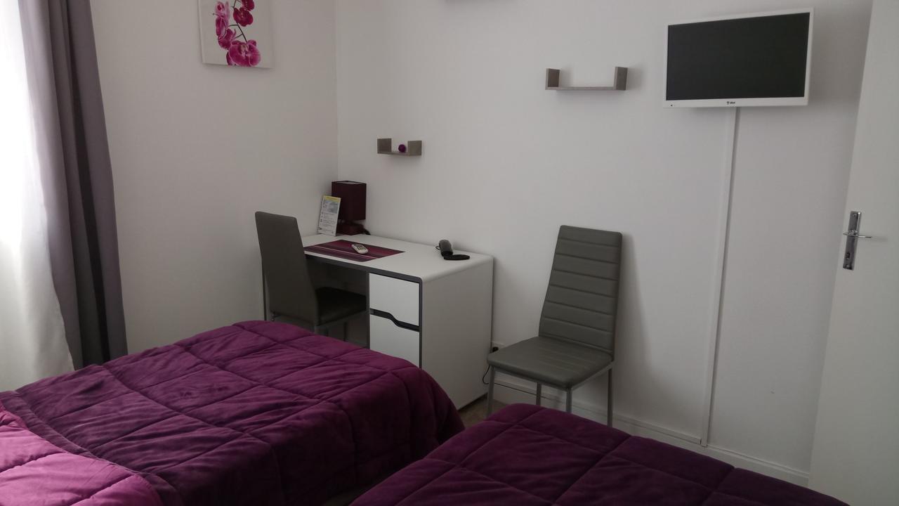 Hotel Montespan Lussac les Chateaux Bagian luar foto