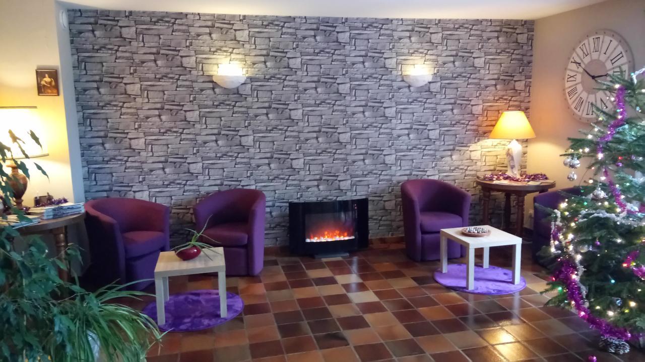 Hotel Montespan Lussac les Chateaux Bagian luar foto
