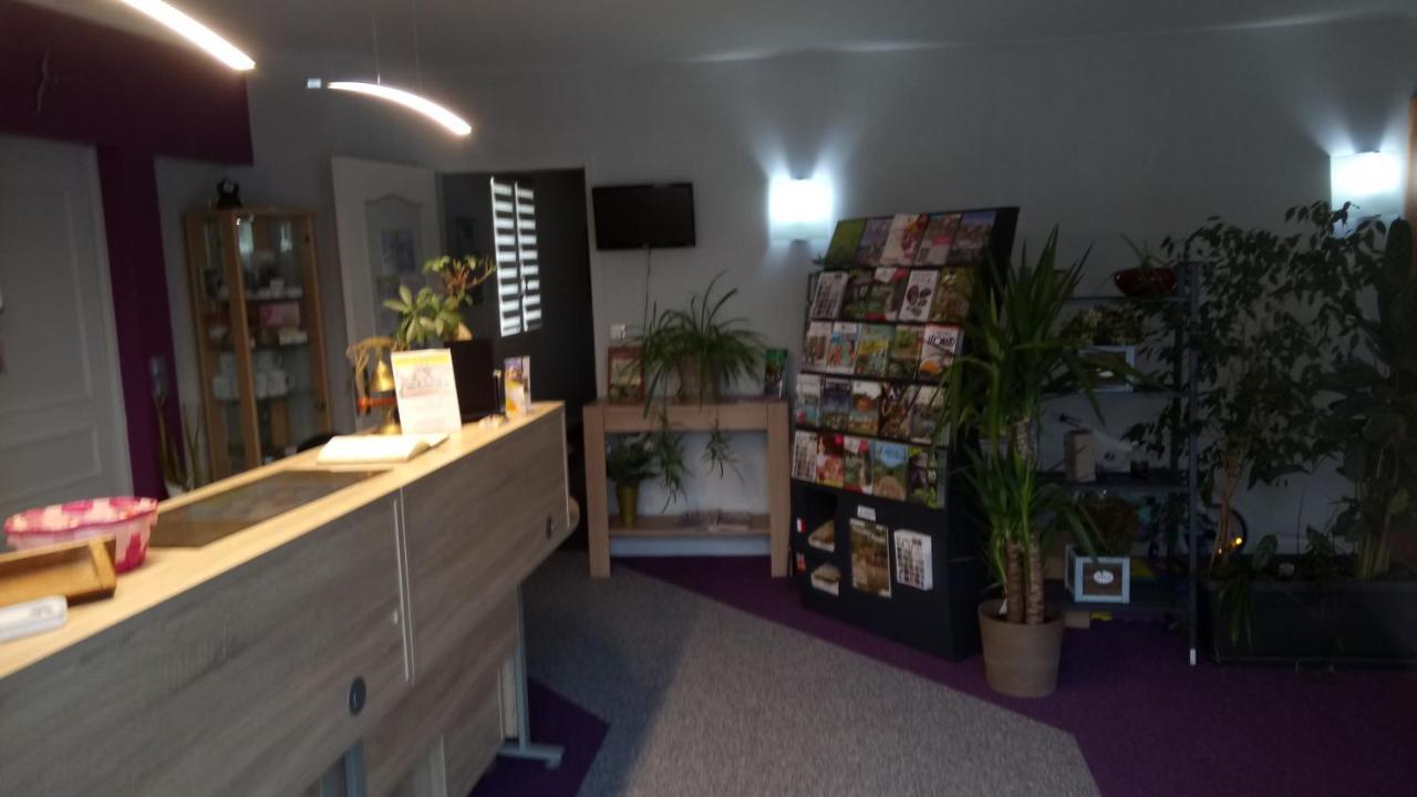 Hotel Montespan Lussac les Chateaux Bagian luar foto
