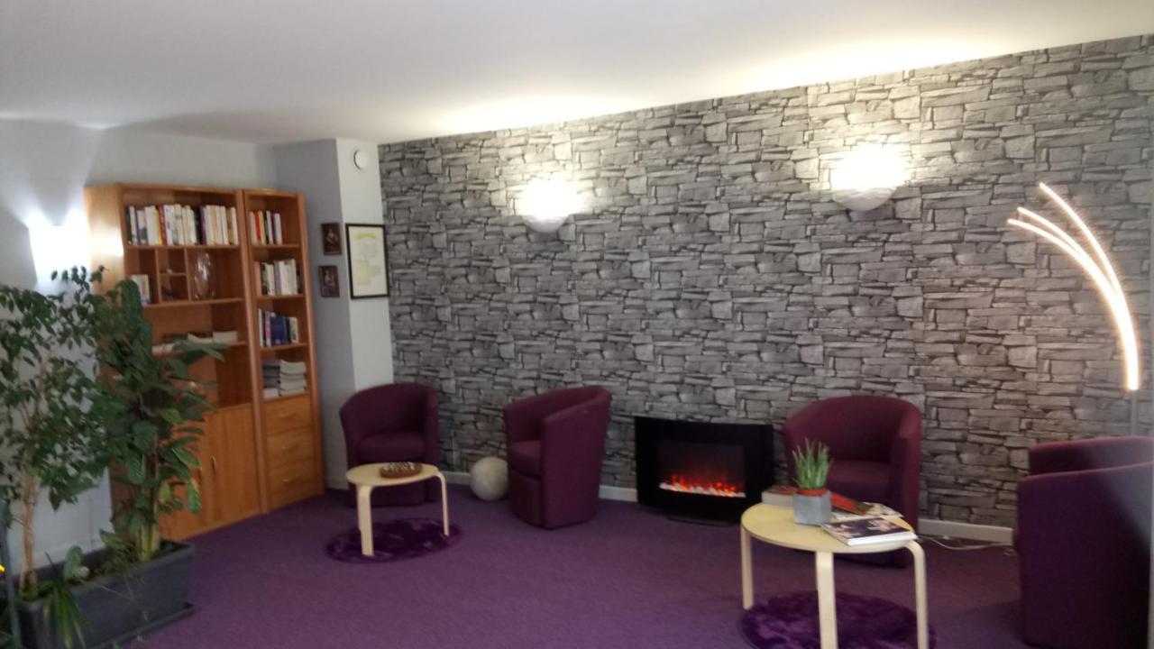 Hotel Montespan Lussac les Chateaux Bagian luar foto
