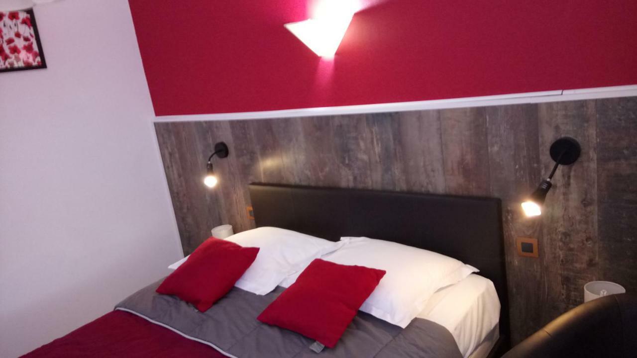 Hotel Montespan Lussac les Chateaux Bagian luar foto